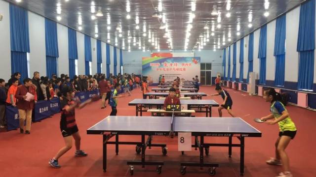 球迷拭目以 球迷拭目以